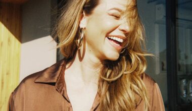 Paolla Oliveira abre álbum do mês de agosto
