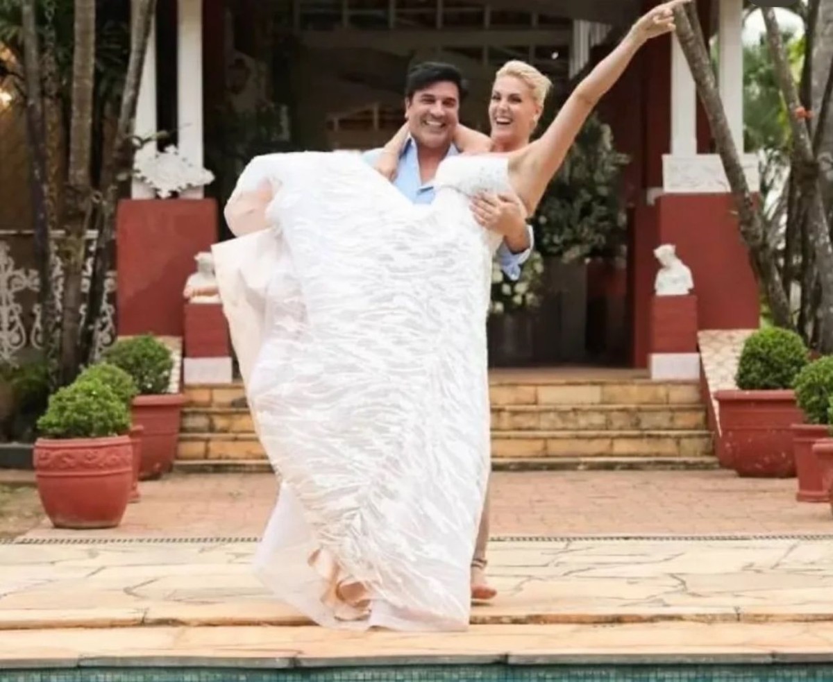 Ana Hickmann celebra 1 ano de noivado com Edu Guedes