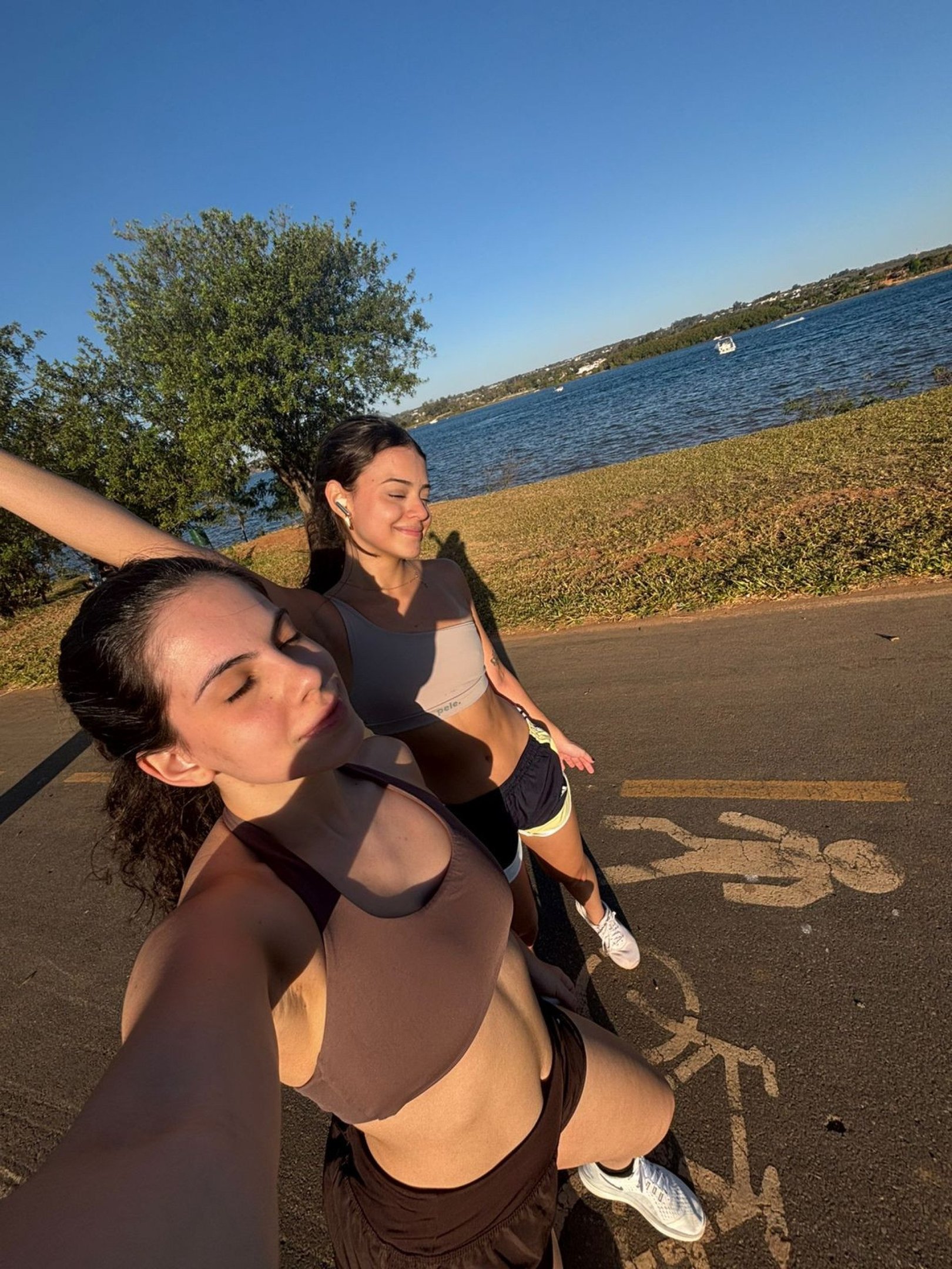 Giovana Martirena em caminhada com Alice Mendes