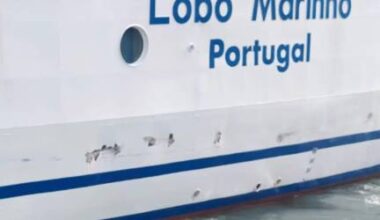 Veja como ficou o casco do Lobo Marinho depois de ser empurrado contra o cais de São Lázaro