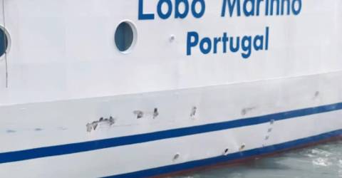 Veja como ficou o casco do Lobo Marinho depois de ser empurrado contra o cais de São Lázaro