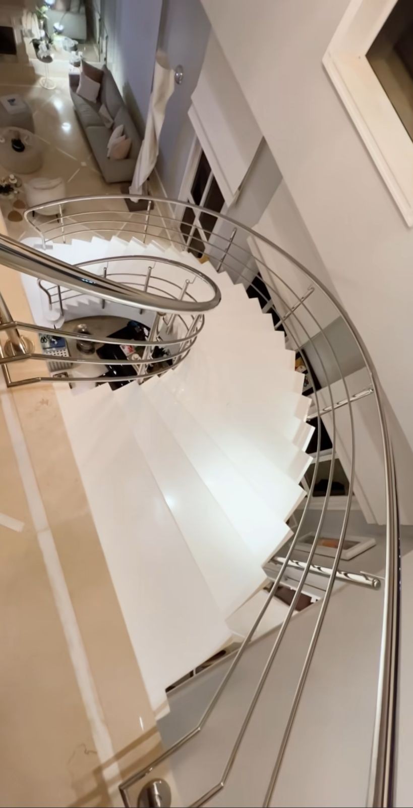 A escada da casa de Ana Hickmann e Edu Guedes — Foto: Reprodução/Instagram