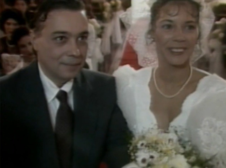 Poliana se deu bem. Ele se casou com Íris (Cristina Galvão), personagem que não existe no remake de Manuela Dias — Foto: Reprodução/TV Globo