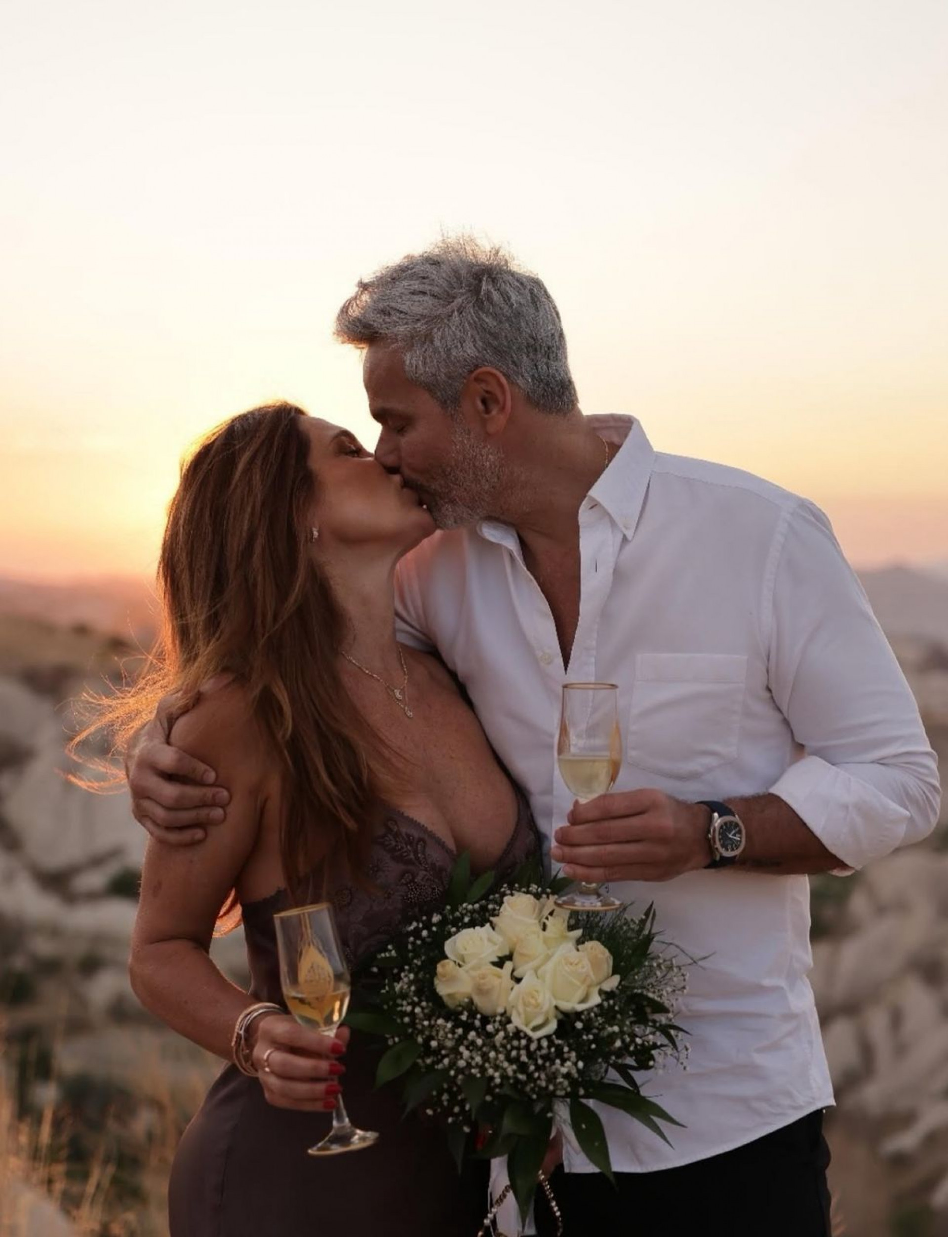 Otaviano Costa e Flávia Alessandra dão beijinho em cerimônia de casamento na Capadócia  - Reprodução Instagram