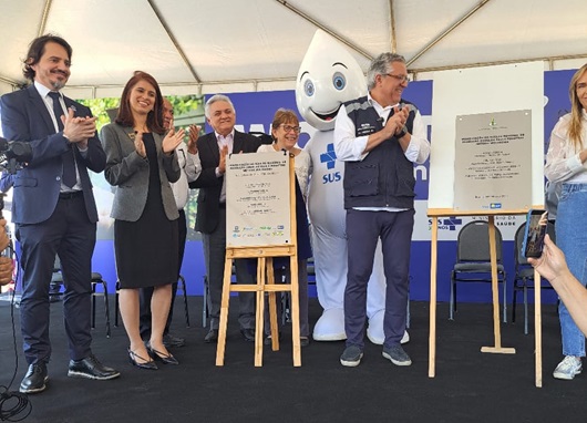 Ministro da Saúde Alexandre Padilha inaugurando a fábrica em Brasília