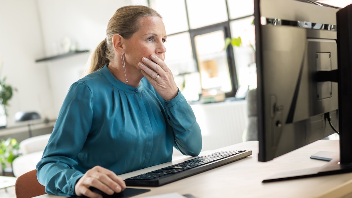 Mulher estressada no trabalho