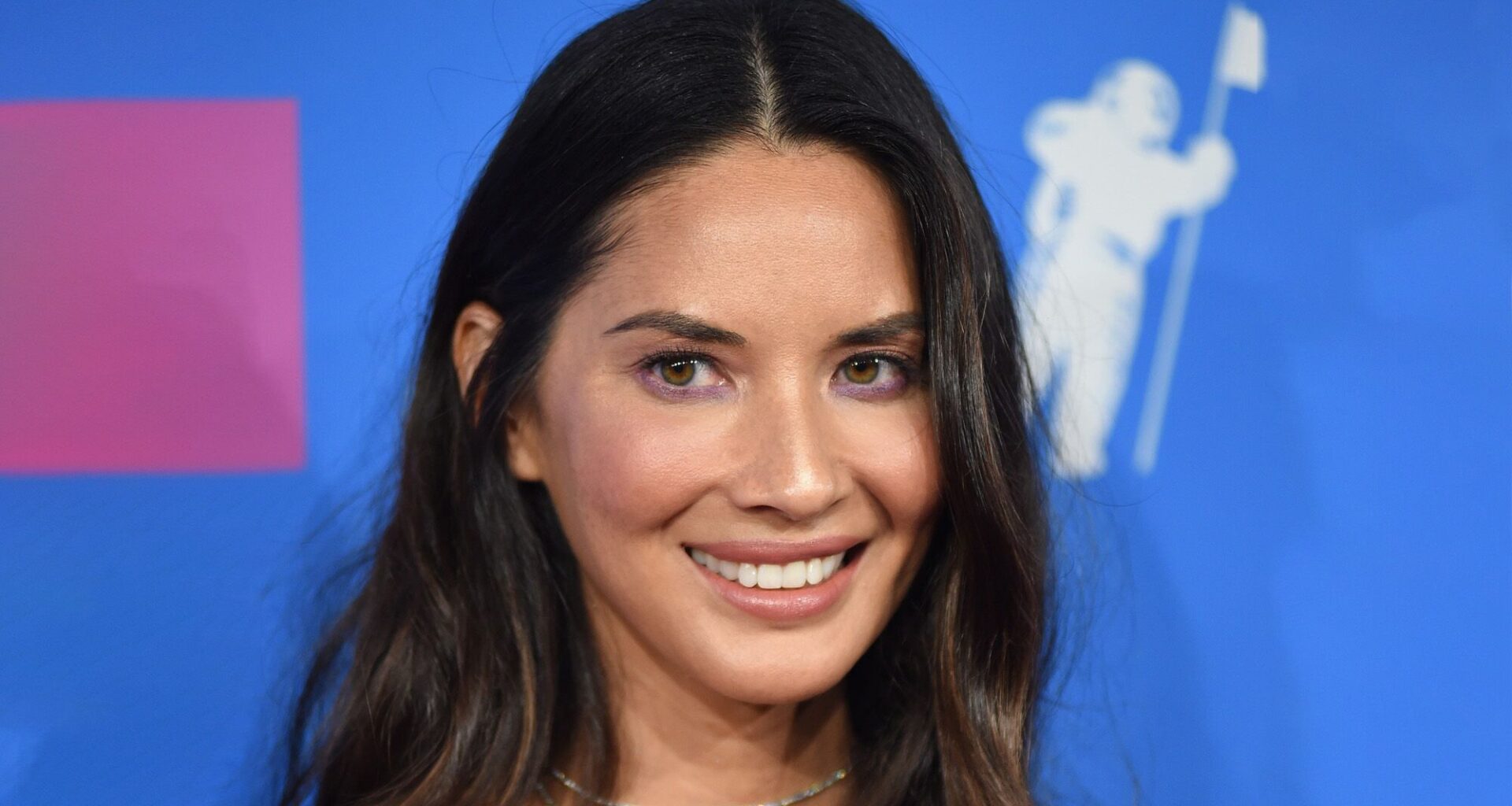 Olivia Munn tem um alerta para todas as mulheres: apanhe-o no quintal, na cama é tarde demais