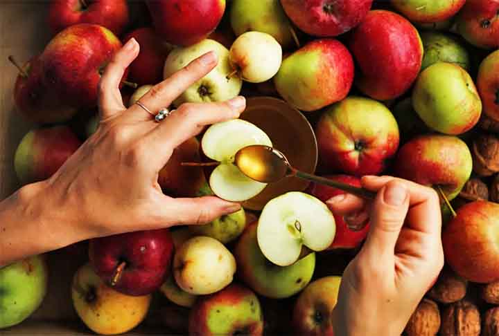 Uma maçã média possui aproximadamente quatro gramas de fibra. Uma parte disso está na forma de pectina, um tipo de fibra solúvel que tem sido associada a redução dos níveis do colesterol ruim.-