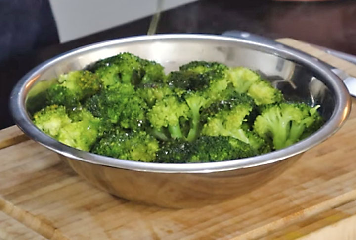 O brócolis é um alimento de baixa gordura e que auxilia na redução dos níveis do colesterol ruim no sangue (o LDL). Isso por conta do alto grau de fibras que possui e ajuda a metabolizar as gorduras de outros alimentos.-Youtube Canal Chef Zeca