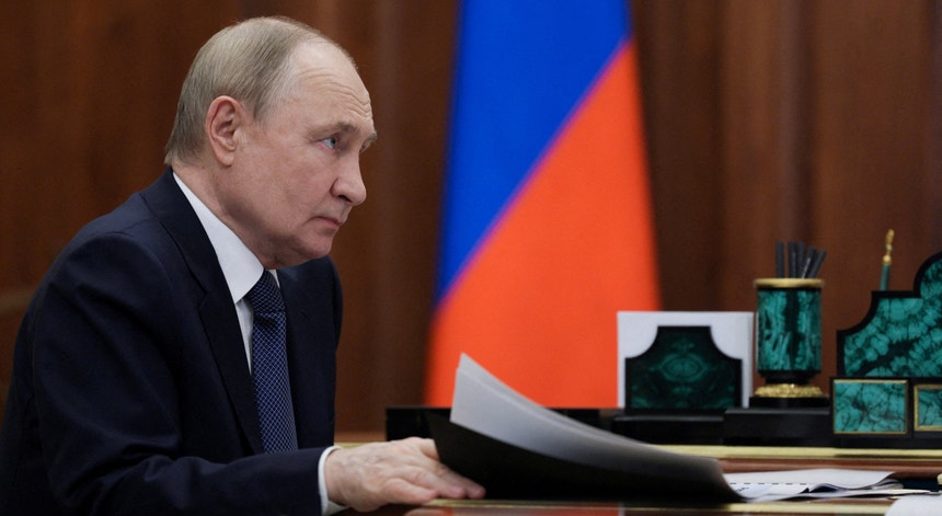 Polónia ameaça prender Putin se sobrevoar espaço aéreo a caminho da Hungria