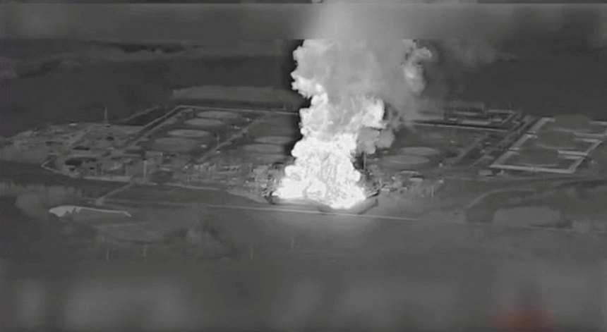 Rússia atacou instalações militares ucranianas e Ucrânia atingiu refinaria de petróleo russa