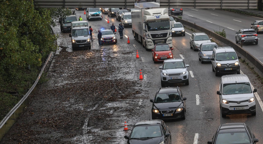 Mau tempo. Todas as estradas reabertas no Porto após "manhã intensa"