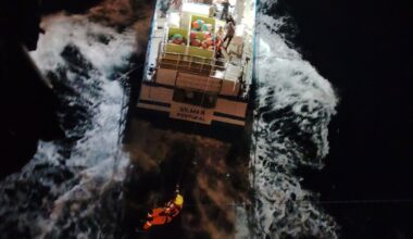 Força Aérea resgata família de cinco pessoas depois de ataque de orcas a veleiro