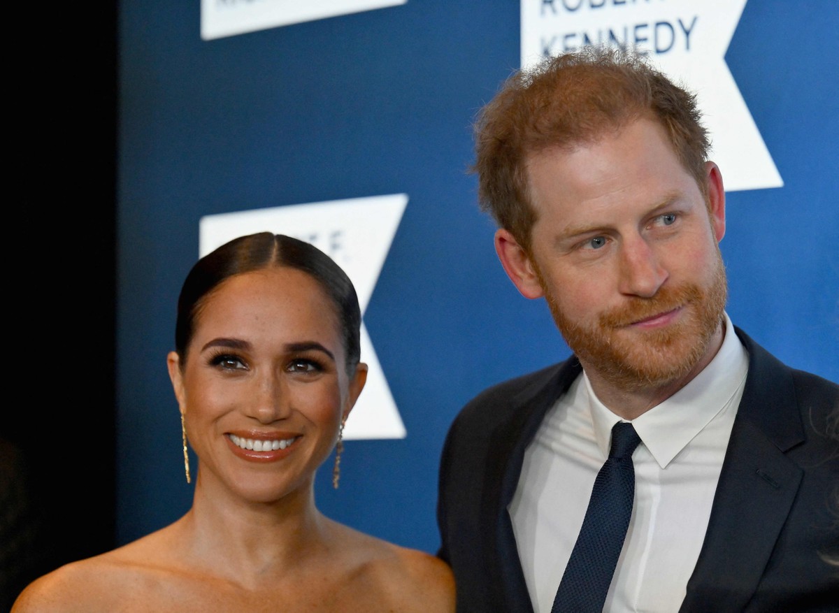 Príncipe Harry está 'extremamente irritado' com Meghan Markle após publicação de vídeo no local onde Diana morreu, diz jornal