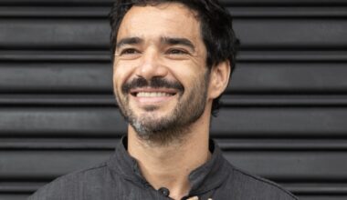 Caio Blat fala da peça 'Os irmãos Karamázov', do primeiro projeto com Ricardo Blat, seu primo, e de série em Portugal