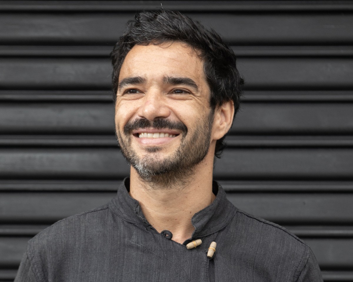 Caio Blat fala da peça 'Os irmãos Karamázov', do primeiro projeto com Ricardo Blat, seu primo, e de série em Portugal