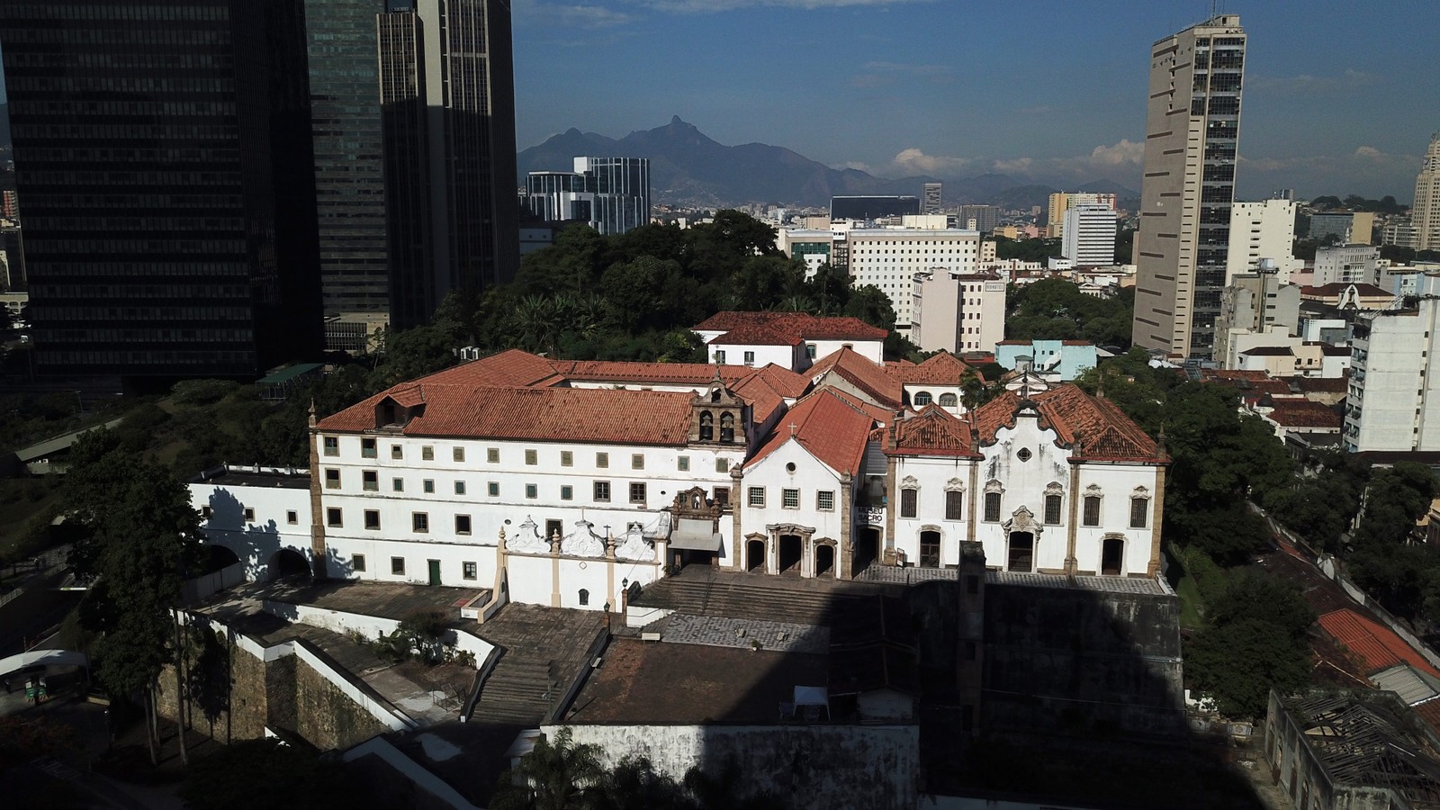 Complexo do Convento de Santo Antônio, que inclui a Igreja de Santo Antônio e o Museu Sacro Franciscano, com a Igreja de São Francisco da Penitência — Foto: Custódio Coimbra/Agência O Globo