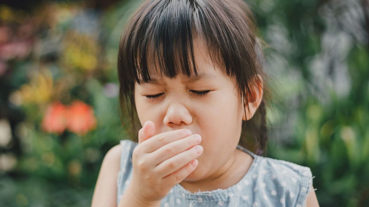 A tosse convulsa está de novo a aumentar e os bebés são os que correm maior risco, alertam os especialistas