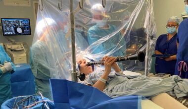 Reino Unido: mulher toca clarinete durante cirurgia ao cérebro para aliviar sintomas de Parkinson