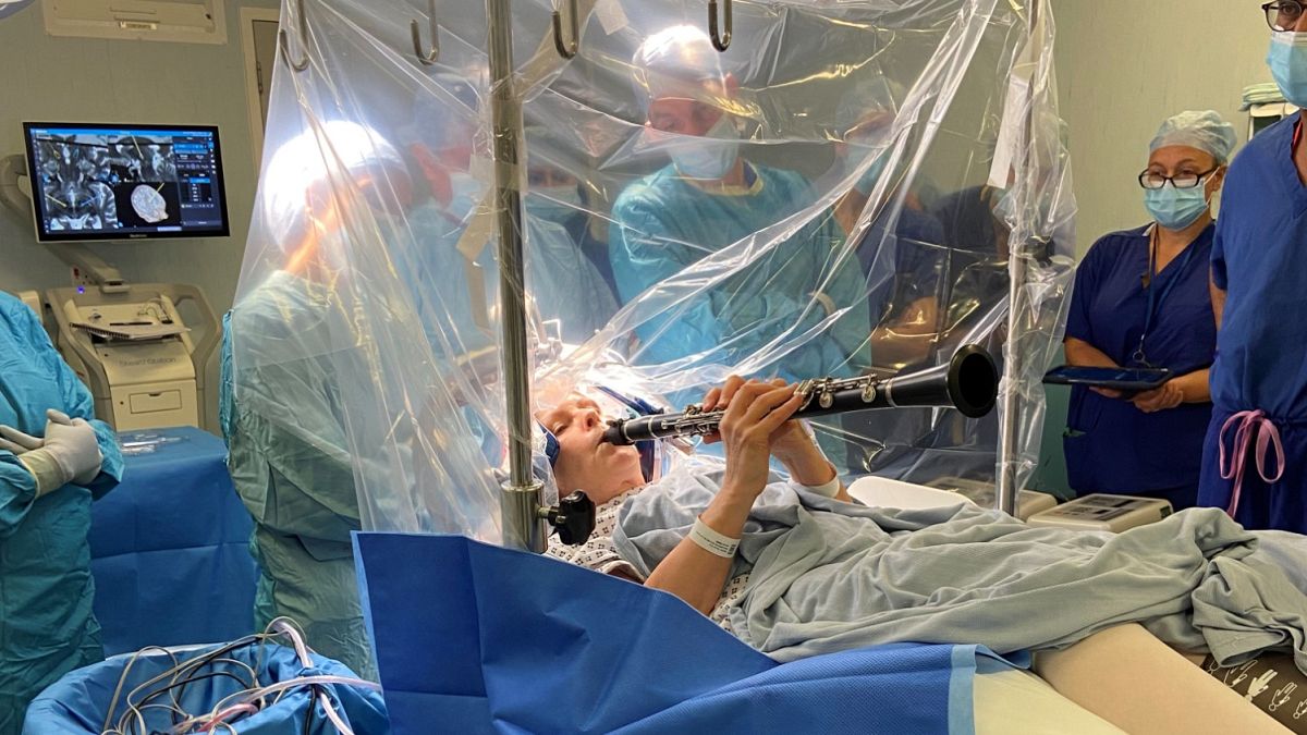 Reino Unido: mulher toca clarinete durante cirurgia ao cérebro para aliviar sintomas de Parkinson
