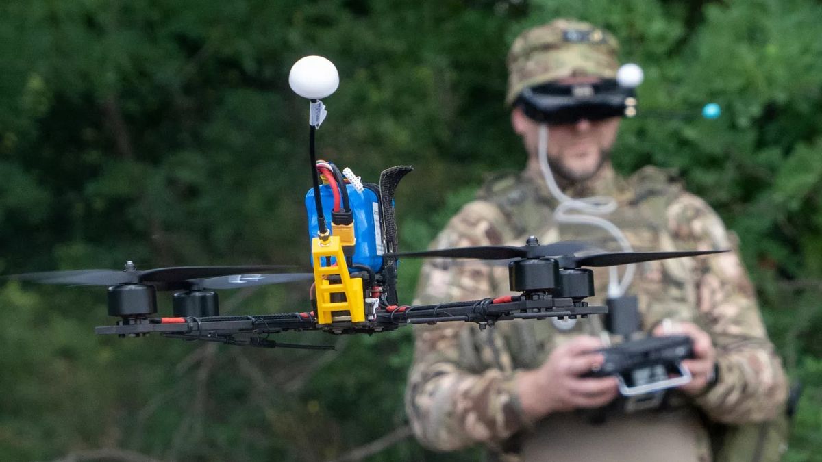 Ucrânia lança ataques contra fábrica de munições, terminal petrolífero e depósito de armas russos