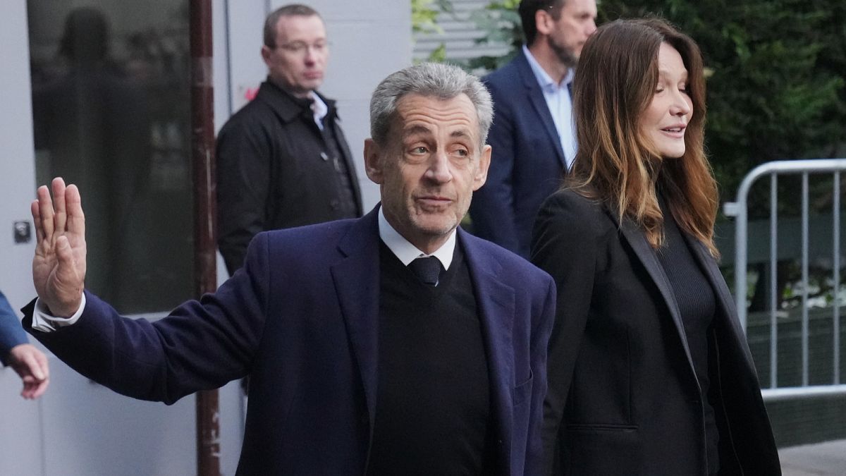 Que livros de forte carga simbólica levou Nicolas Sarkozy para a prisão?