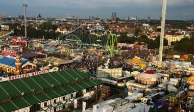 Caos na Oktoberfest: recinto sobrelotado e carrossel parado com pessoas a 80 metros de altura