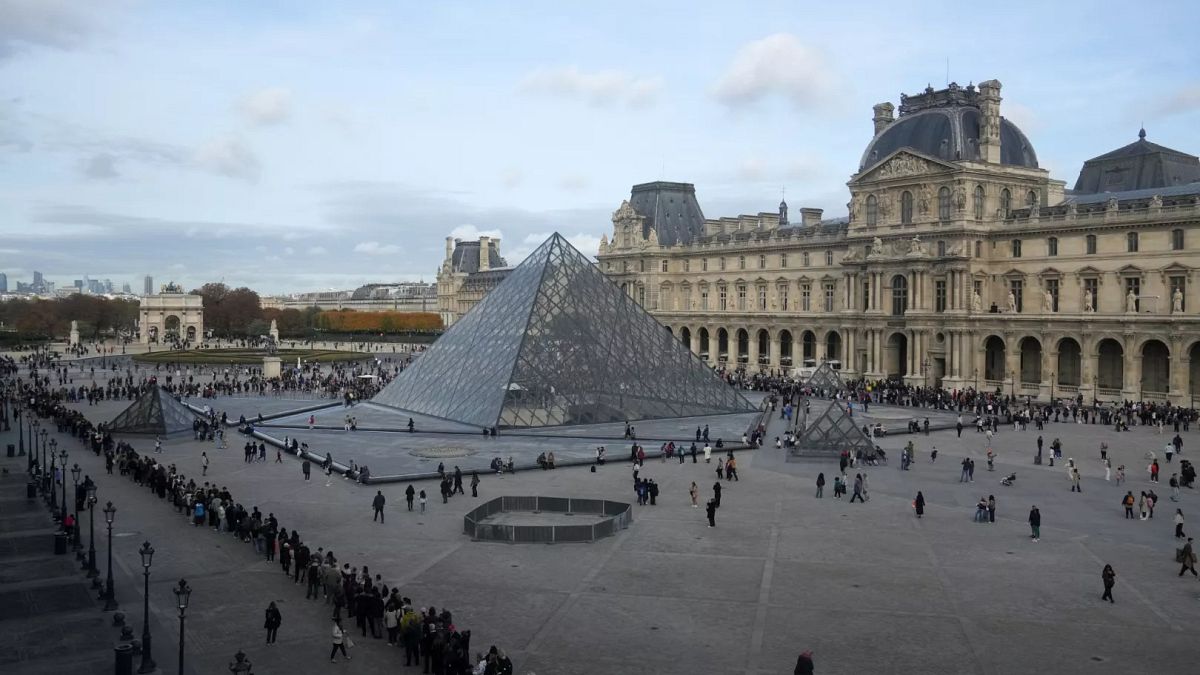 Museu do Louvre transfere secretamente parte da coleção de joias para o cofre subterrâneo do Banco de França