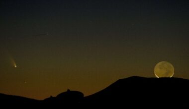 13.mar.2013 - Cometa é visto ao lado da Lua crescente no Novo México, EUA
