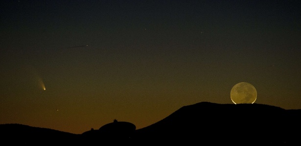 13.mar.2013 - Cometa é visto ao lado da Lua crescente no Novo México, EUA