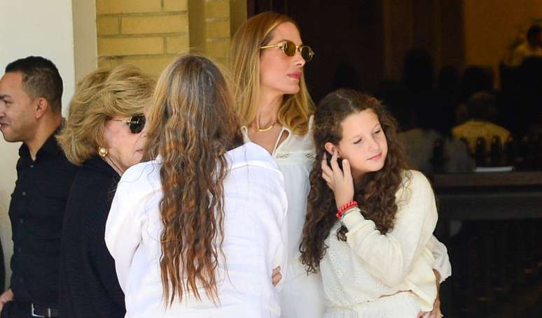 Schynaider Moura e as filhas se reuniram na missa de 7º dia de Anne-Marie, primogênita da modelo; adolescente tinha 16 anos.