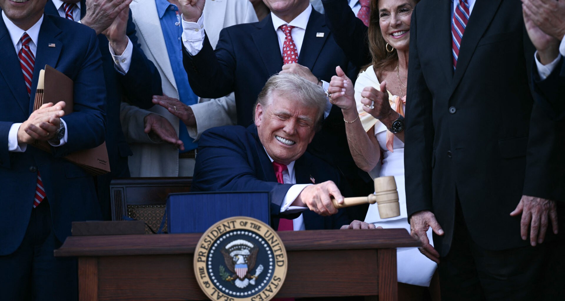 Trump desliga a administração pública para controlar o aparelho do Estado