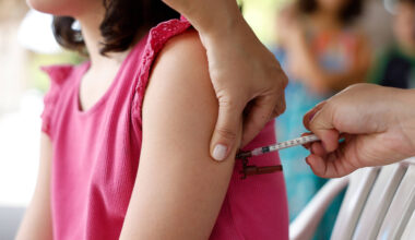 SUS lança campanha de vacinação de crianças e adolescentes - 01/10/2025 - Equilíbrio e Saúde
