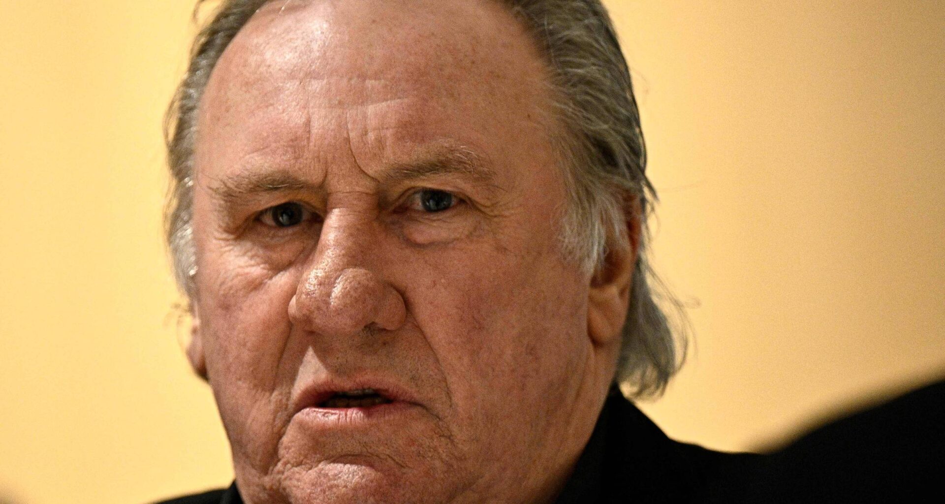 Gérard Depardieu denuncia reportagem sobre assédio sexual - 02/10/2025 - Ilustrada