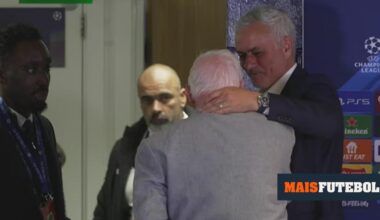 Mourinho recebe biscoitos de um ex-funcionário do Chelsea e dá-lhe um beijinho na testa
