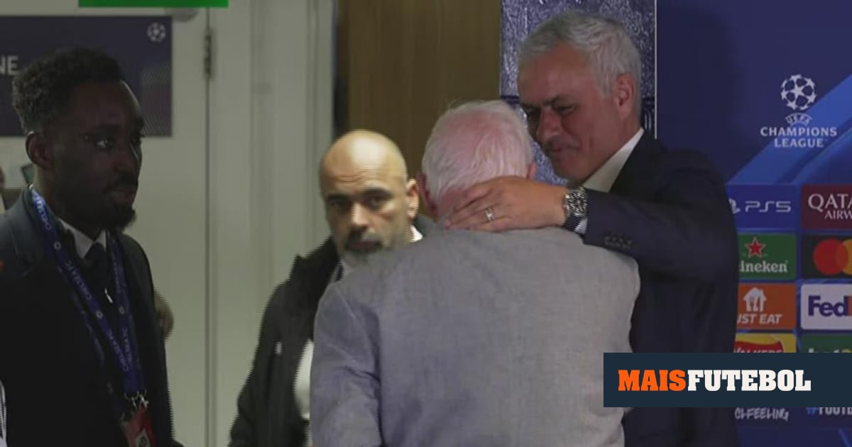 Mourinho recebe biscoitos de um ex-funcionário do Chelsea e dá-lhe um beijinho na testa