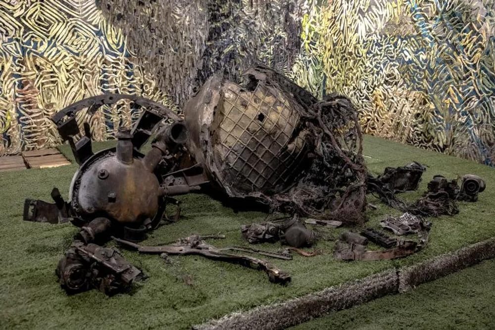Partes de um míssil recolhidas para análise no local do impacto, na cidade de Dnipro, após um ataque em 21 de novembro de 2024 (Roman Pilipey/AFP/Getty Images)