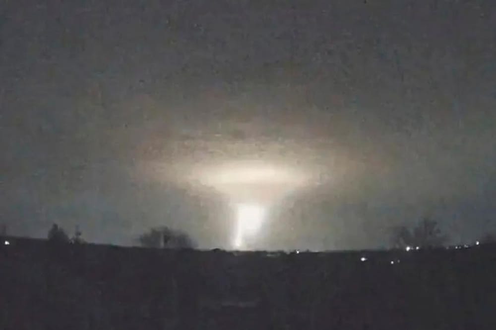 Luzes são vistas no céu durante um ataque russo a Dnipro, na Ucrânia, em 21 de novembro de 2024 (Serviço de Emergência Ucraniano/AP)