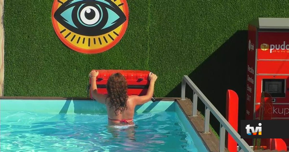 Mala de Leandro atirada à piscina após ser acusado de desarrumar a casa - Secret Story