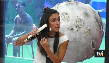Nunca antes visto: Joana usa prancha para o cabelo na cozinha e gera reações - Secret Story