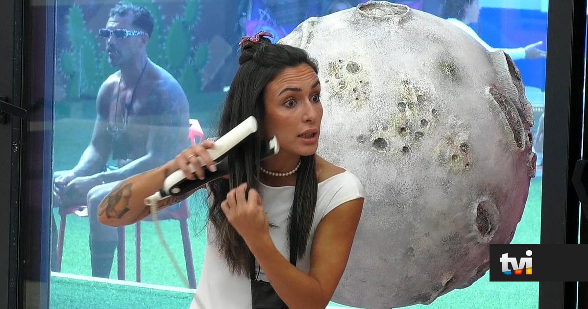 Nunca antes visto: Joana usa prancha para o cabelo na cozinha e gera reações - Secret Story
