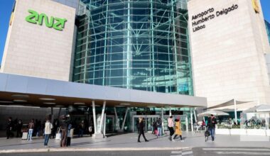 Homem vandaliza carros e restaurante no aeroporto de Lisboa