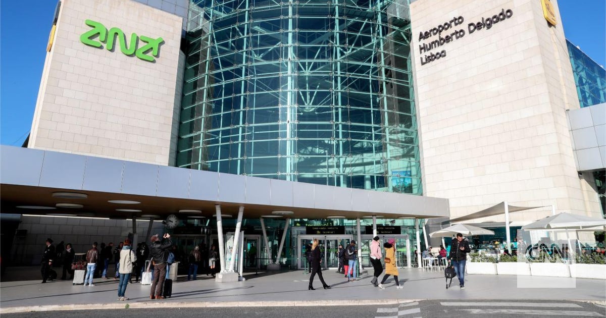 Homem vandaliza carros e restaurante no aeroporto de Lisboa