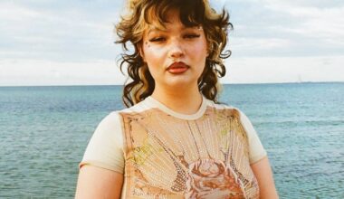 Lola Young anuncia pausa na carreira após desmaiar em palco