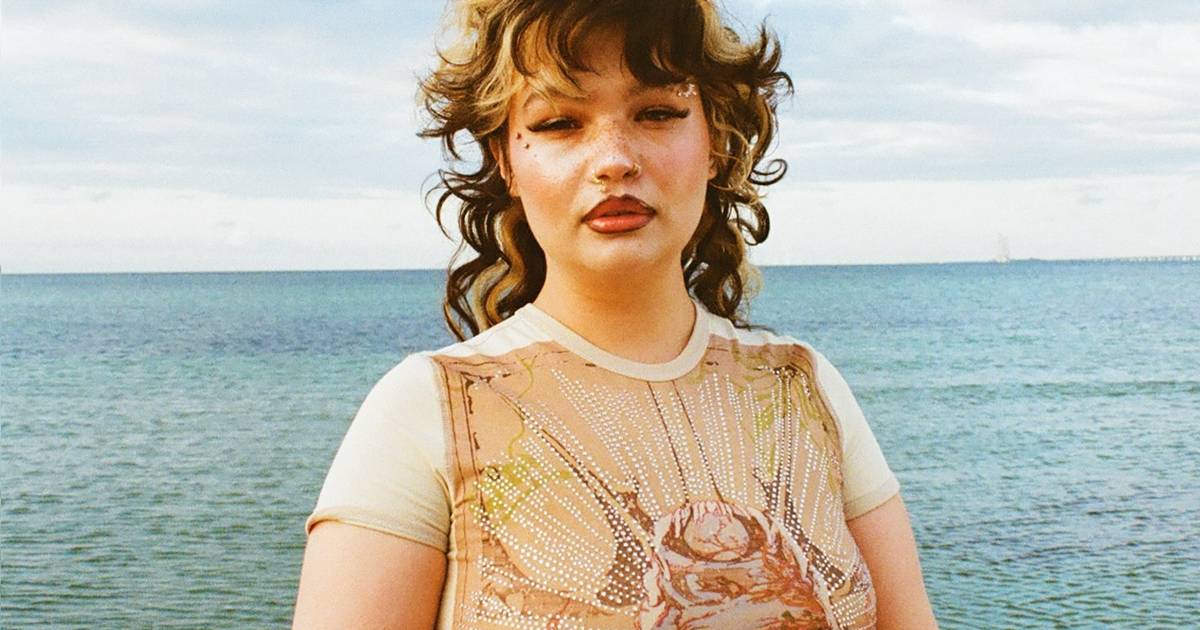 Lola Young anuncia pausa na carreira após desmaiar em palco