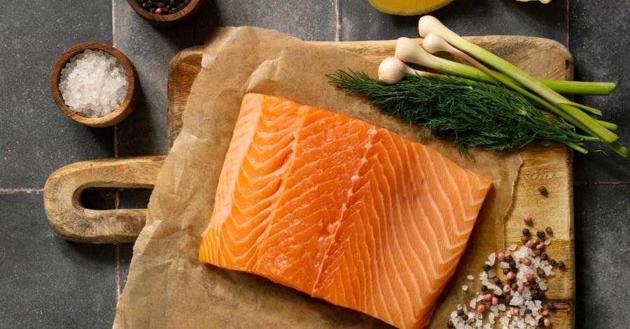 Salmão pode reduzir risco de Alzheimer e Parkinson; veja outros benefícios do consumo para a saúde