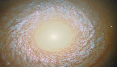 Hubble descobre galáxia enigmática que desafia classificação