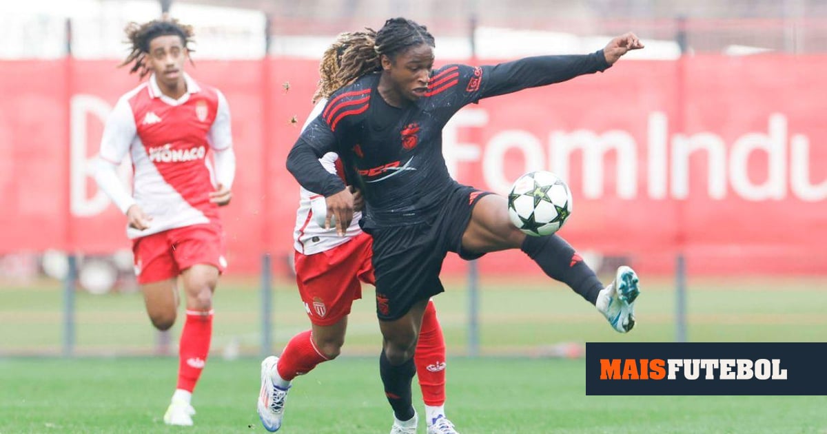 Benfica: José Mourinho convoca jovem extremo para o Clássico