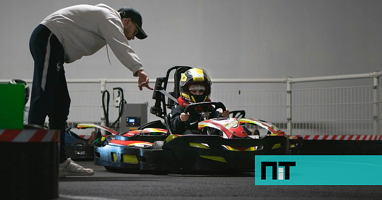 Há um novo kartódromo indoor na Margem Sul com uma pista para todas as idades — NiT