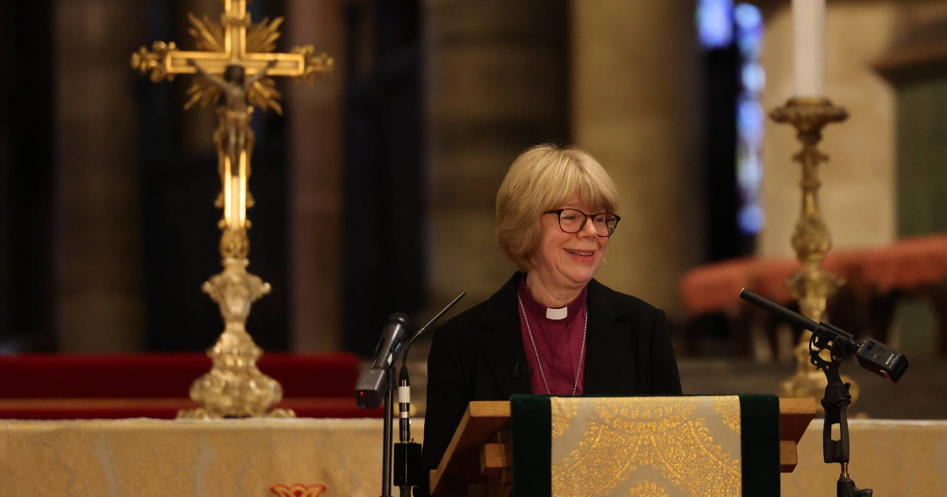 Quase 500 anos mais tarde, a Igreja de Inglaterra opta definitivamente pelo protestantismo
